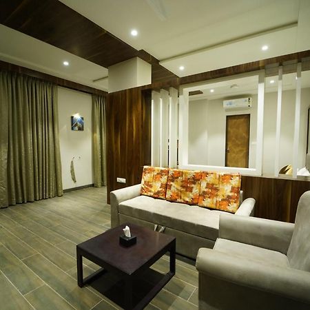 Hotel The Royal Inn Baramati エクステリア 写真