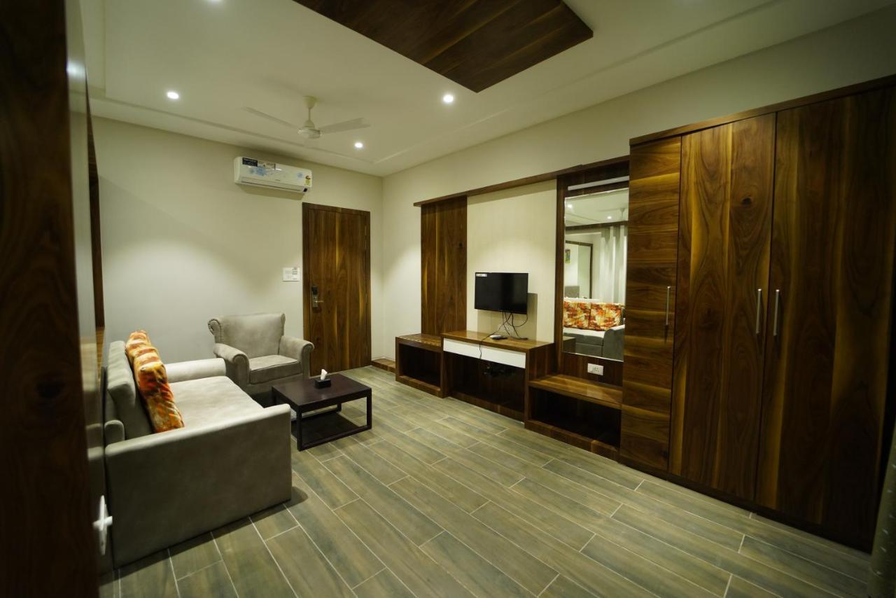 Hotel The Royal Inn Baramati エクステリア 写真