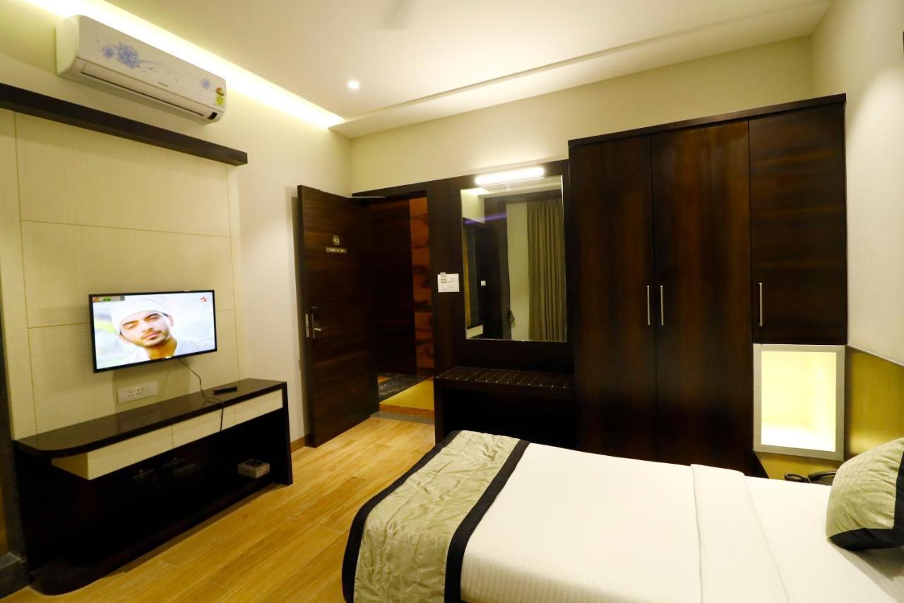 Hotel The Royal Inn Baramati エクステリア 写真