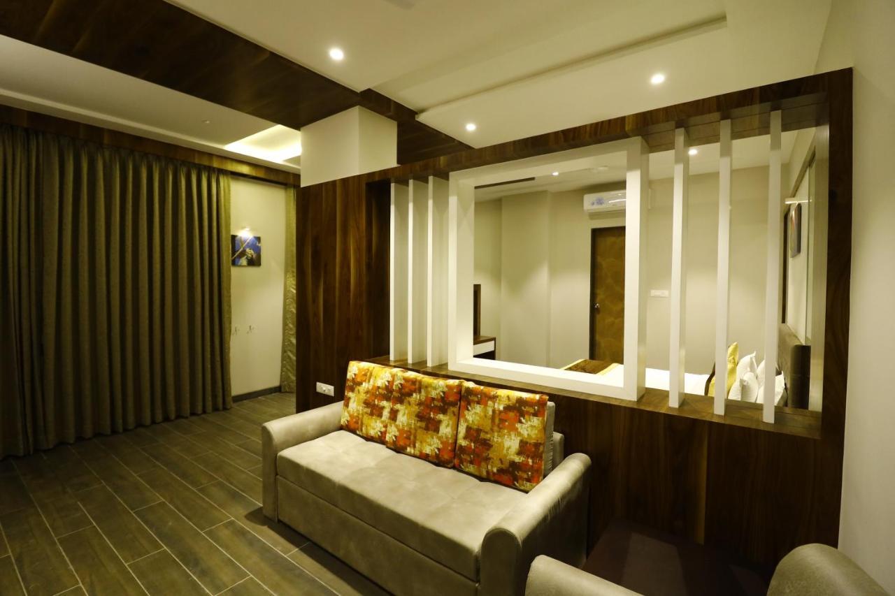 Hotel The Royal Inn Baramati エクステリア 写真