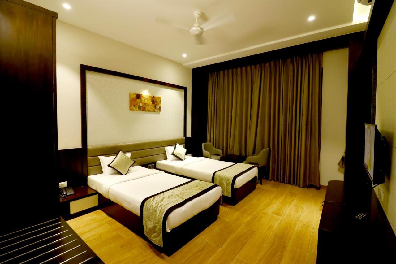 Hotel The Royal Inn Baramati エクステリア 写真