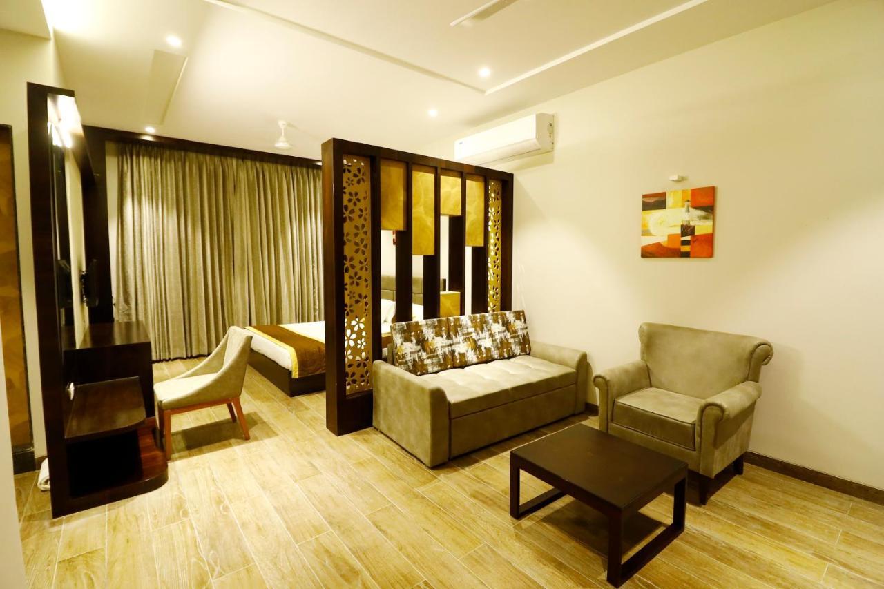 Hotel The Royal Inn Baramati エクステリア 写真