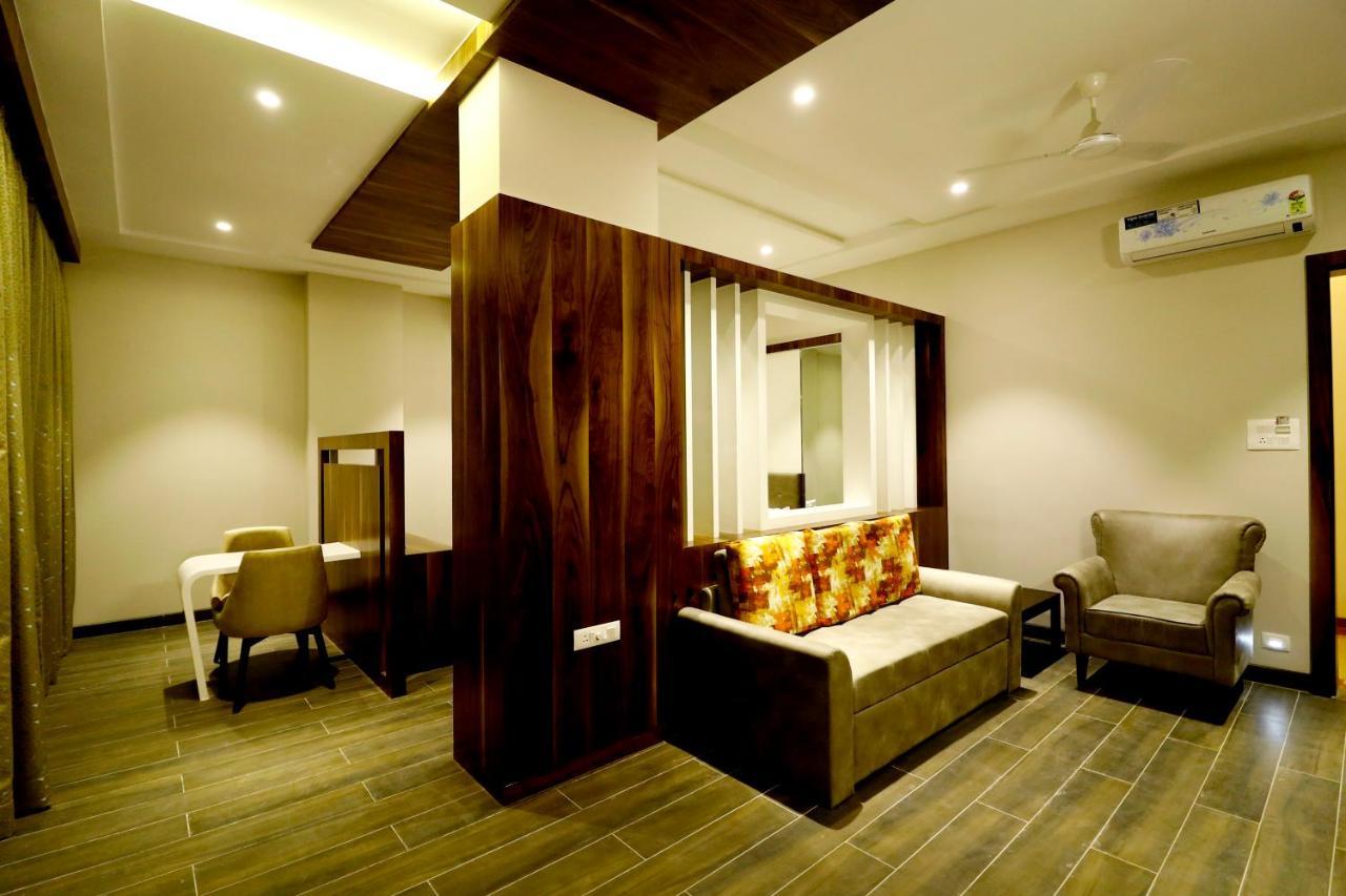 Hotel The Royal Inn Baramati エクステリア 写真